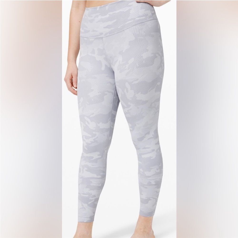Lululemon Wunder Under High-Rise Tight 25"
Size 8 grey Camo GUC